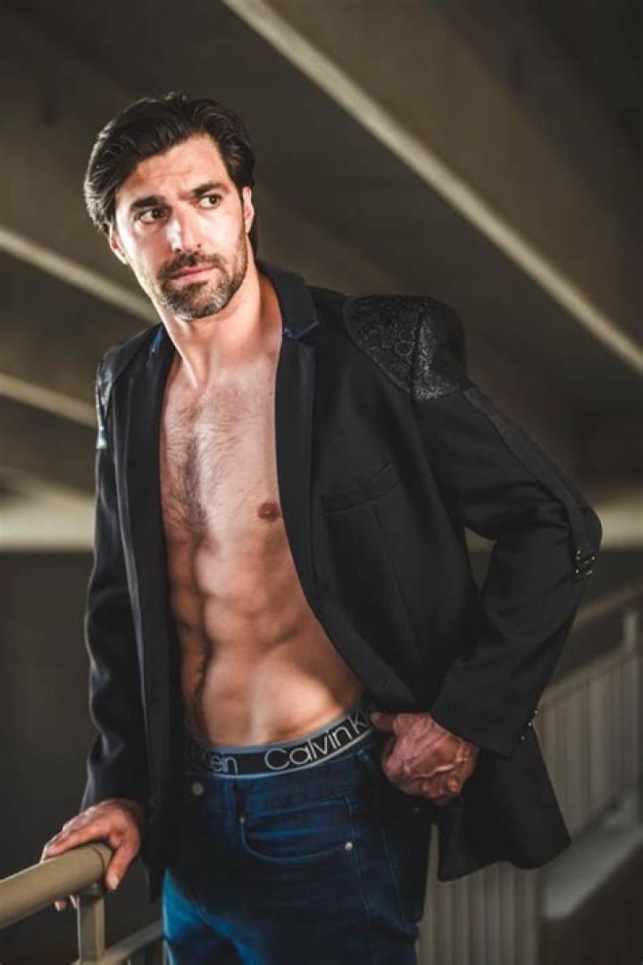 Osvaldo De León - Net Worth, Age, Height, Birthday, Bio, Wiki!